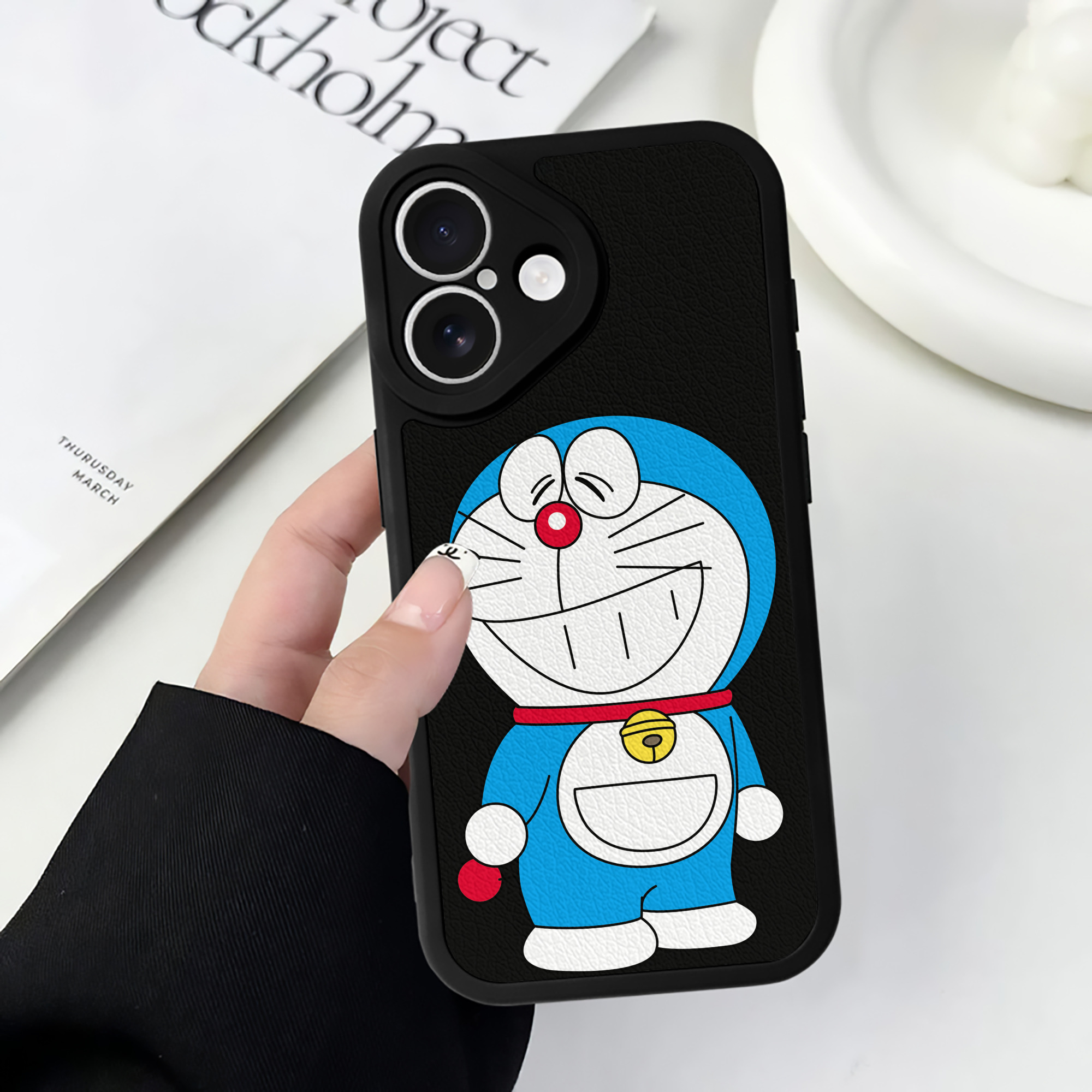 （画像用） ドラえもん Doraemon 【iPhone 16シリーズ対応】シリコンスマホケース（レザー調） 材質：シリコン